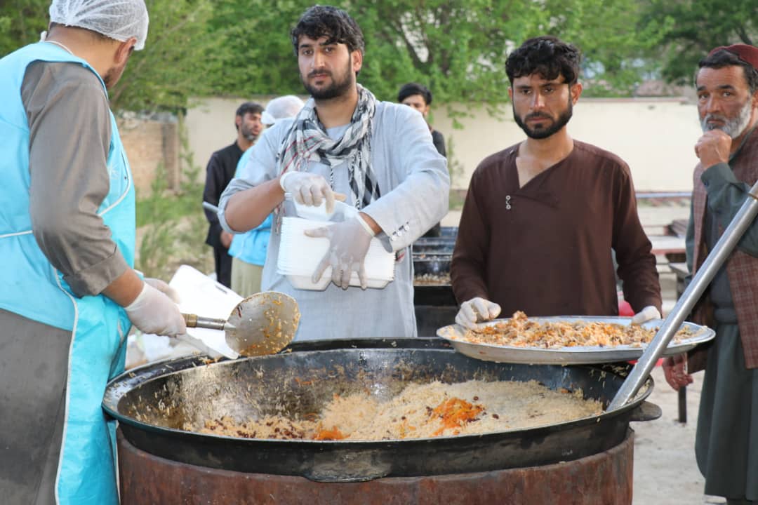 یک بنیاد خیریه برای صدها محصل پوهنتون پروان افطاری تهیه کرد