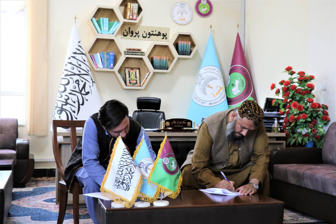 تفاهم‌نامه‌ی همکاری میان پوهنحٔی ژورنالیزم پوهنتون پروان و اتحادیه ملی خبرنگاران افغانستان امضاء شد. 