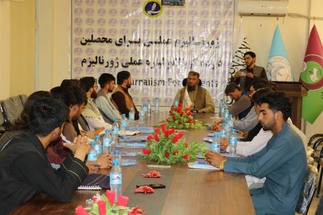 سمینار یکماهه‌ی آموزشی برای محصلین پوهنحی ژورنالیزم پوهنتون پروان از سوی اتحادیه ملی خبرنگاران افغانستان برگزارشد. 